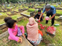 Hukum Menabur Bunga dan Menyiramkan Air Saat Ziarah Kubur serta Doanya