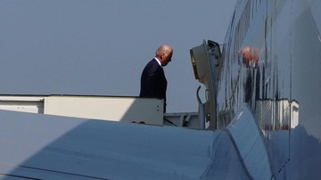 U.S. President Joe Biden boards Air Force One en route to Rzeszow-Jasionka Airport, Poland at Brussels National Airport, Belgium, March 25, 2022. REUTERS/Evelyn Hockstein