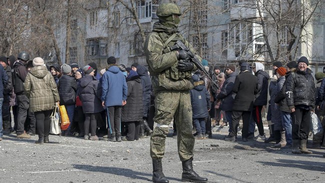 Rusia diduga mengirim warga Ukraina Mariupol ke kamp-kamp penyaringan di Donestk untuk menghapus jejak kejahatan perangnya di Ukraina.
