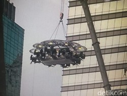 Resto Melayang Diangkat Crane di Semanggi Jadi Sorotan, Ini Kata Pengelola