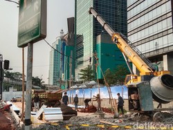 Resto Melayang Diangkat Crane Viral di Semanggi Beroperasi 5 April