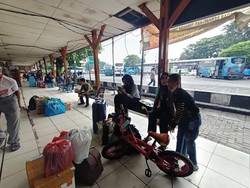 Pemudik di Terminal Kalideres Colong Start: Keburu Aturannya Beda Lagi