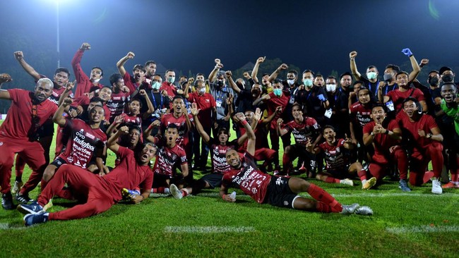 Operator kompetisi PT Liga Indonesia Baru (LIB) memastikan penyerahan gelar juara Liga 1 2021/2022 untuk Bali United akan digelar secara sederhana.