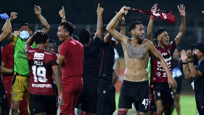 Bali United berhasil menyempurnakan pesta juara dengan mengalahkan Persik Kediri dalam laga terakhir Liga 1 musim ini.