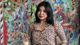 Tiba di Polda Metro Jaya, Dea Onlyfans Bawa Catatan Rekening