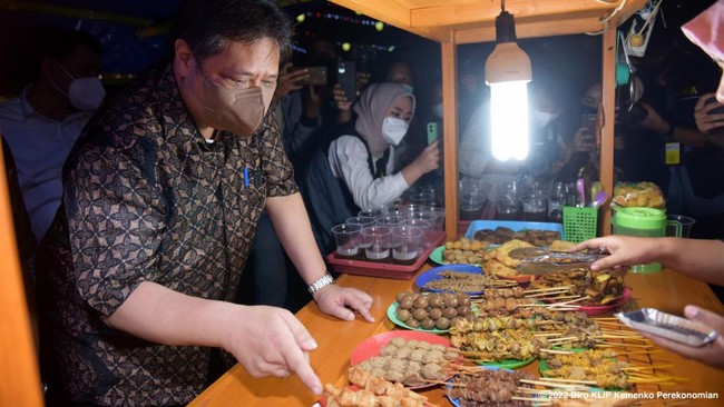 Dalam kesempatan kunjungan kerja di berbagai daerah, Menteri Koordinator Bidang Perekonomian Airlangga Hartarto secara langsung memberikan dukungan bagi UMKM.