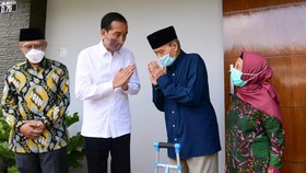Jokowi Jenguk Buya Syafii Maarif: Sudah Semakin Baik, Kita Doa Bersama