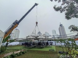 Resto Diangkat Crane di Semanggi Disorot, Ini Penampakan dari Dekat