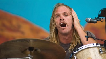 img-title 5 Fakta Taylor Hawkins, Drummer Foo Fighters yang Meninggal Dunia