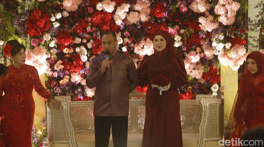 Syukuran pernikahan Venna Melinda dan Ferry Irawan di Amana Venue Jagakarsa, Jakarta Selatan (25/3/2022).