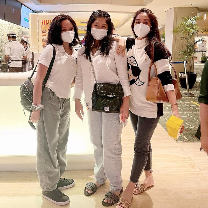 <p>Ussy Sulistiawaty bukan cuma menjadi sosok Bunda untuk kedua anaknya. Ia juga menjadi teman yang selalu ada untuk mereka. (Foto: Instagram @ussypratama)</p>