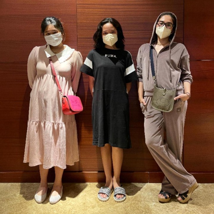 <p>Ussy dan suaminya, Andhika Pratama, tak pernah membatasi pergaulan dua putrinya ini lho. Tapi, mereka selalu memastikan keduanya bisa menjaga diri dan saling membantu satu sama lain. (Foto: Instagram @ussypratama)</p>