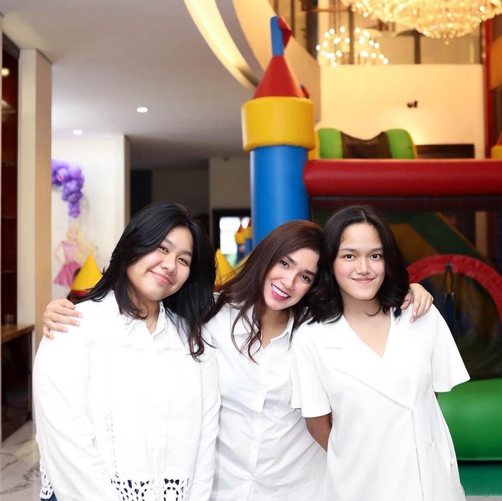 <p>Kekompakan Ussy Sulistiawaty dan dua putrinya menjadi dambaan para Bunda lain lho. Kira-kira apa ya rahasia ketiganya bisa selalu kompak? (Foto: Instagram @ussypratama)</p>