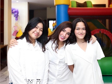 7 Potret Ussy Sulistiawaty dan 2 Anak Gadisnya, Bak Teman Kuliah Bun