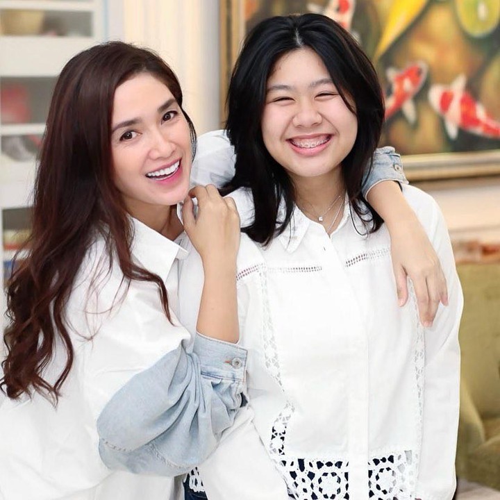 <p>Belum lama ini, Ussy menyampaikan bahwa Amel akan segera menjadi mahasiswa di IPB. Secara detail, Ussy belum menjelaskan jurusan yang diambil putrinya ini. (Foto: Instagram @ussypratama)</p>