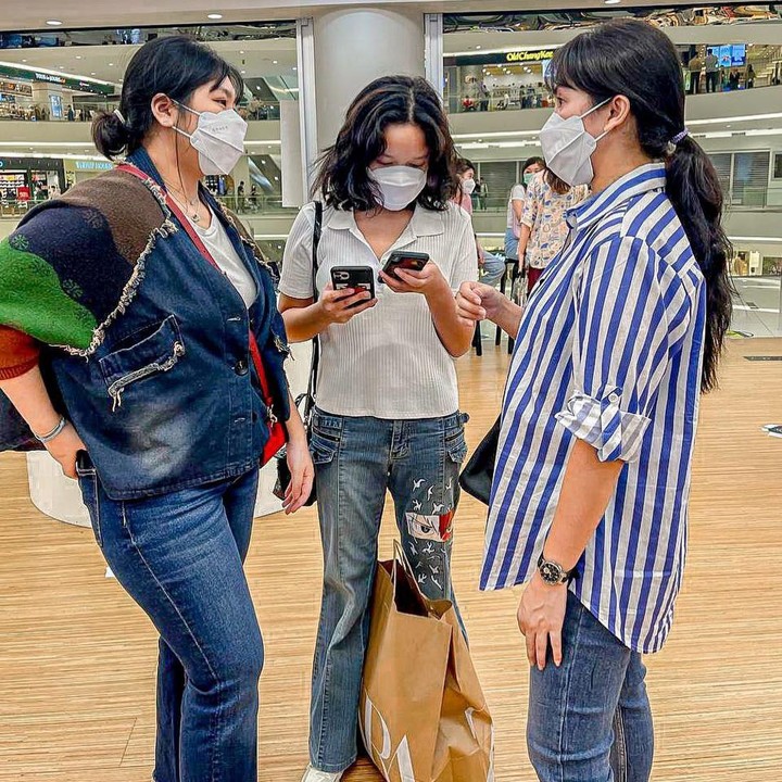 <p>Ussy Sulistiawaty sering banget berbagi momen kebersamaan dengan dua anak perempuannya ini, Bunda. Belum lama ini, ketiganya jalan-jalan ke mall. Banyak netizen bilang, penampilan Ussy dan dua putrinya mirip teman kuliah. (Foto: Instagram @ussypratama)</p>