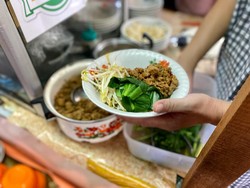 Kopi Favorit dan Kepribadian hingga Kelezatan Bakmi Suikiaw di Dalam Pasar