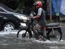 Jalan Semarang di Surabaya Banjir, Motor yang Nekat Menerabas Mogok