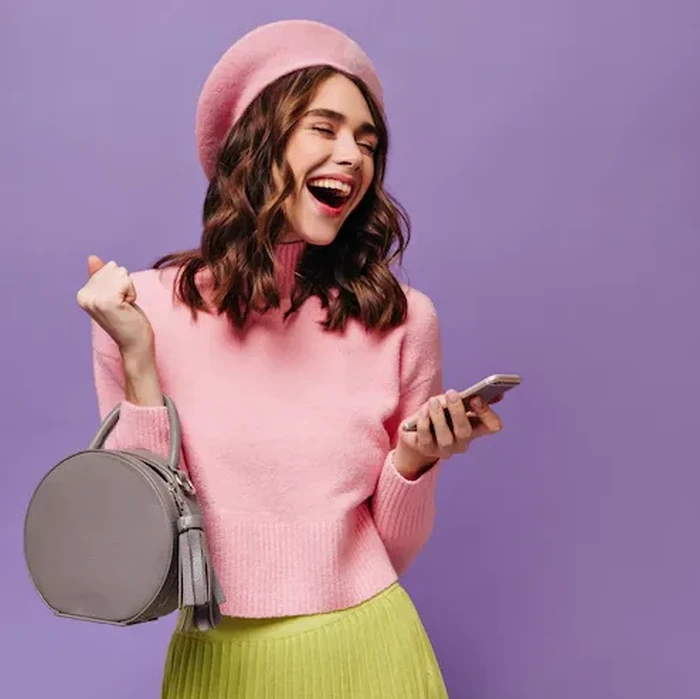 Energi positif serta kebahagiaan terpancarkan dengan jelas ketika mengenakan pakaian dengan warna pink.