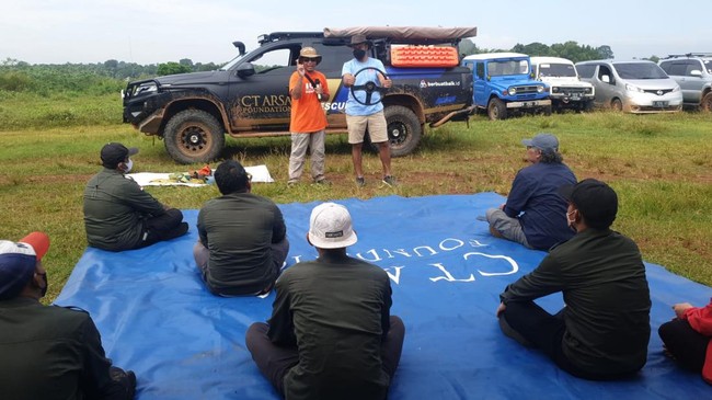 CTARSA Foundation bekerja sama dengan Indonesia Offroad Federation (IOF) Pengda DKI Jakarta menggelar coaching clinic tim kebencanaan di Bekasi, Minggu (27/3).