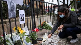 FOTO: Fans Berikan Penghormatan Terakhir untuk Drummer Foo Fighters