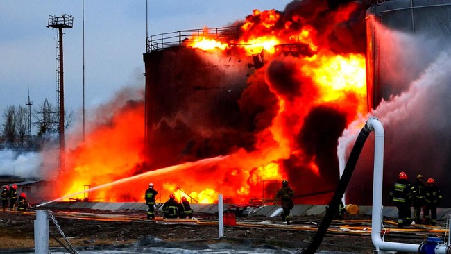 Sebuah depot bahan bakar minyak (BBM) di Kota Novomoskovsk, Ukraina timur, meledak imbas serangan rudal Rusia pada Minggu (19/6).