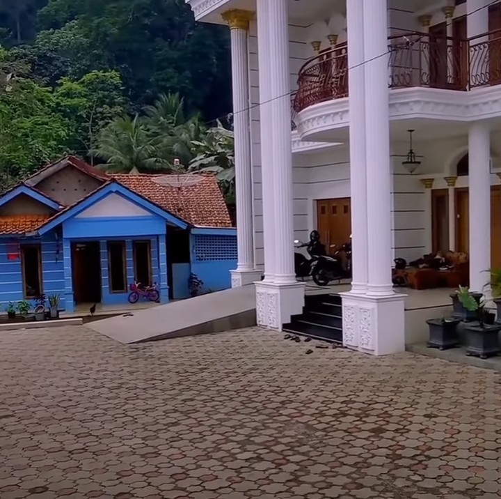 <p>Untuk mencapai Kampung Gunungtiga dan ke rumah ini, Bunda perlu menempuh jarak sekitar 10 sampai 15 menit dari Kecamatan Cimanggu. (Foto: YouTube Jejak Bang Ibra)</p>