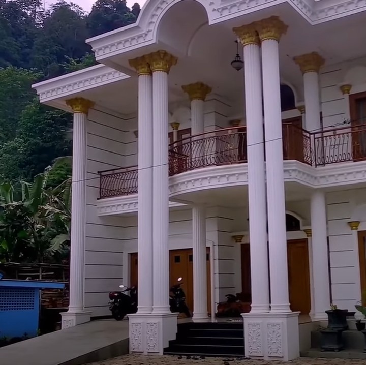 <p>Bila Bunda berkunjung ke Kampung Gunungtiga, Desa Bantarmangu, Cilapap, Jawa Tengah, Bunda bisa melihat rumah bak istana dari lereg-lereng gunung atau bawah bukti. Rumah ini dibangun di tengah kampung. (Foto: YouTube Jejak Bang Ibra)</p>