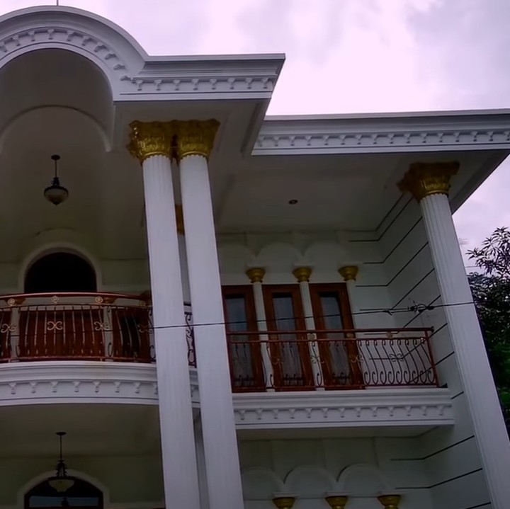 <p>Pemilik rumah adalah Pak Surono. Menurut pengunggah video Jejak Bang Indra, Pak Suroso termasuk orang sukses di desa itu. (Foto: YouTube Jejak Bang Ibra)</p>