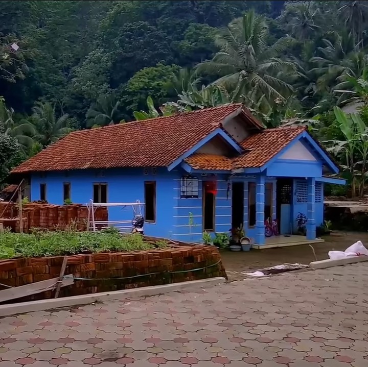 <p>Ada rumah cat biru di samping rumah besar ini, Bunda. Rumah itu milik karabat Pak Suroso. (Foto: YouTube Jejak Bang Ibra)</p>