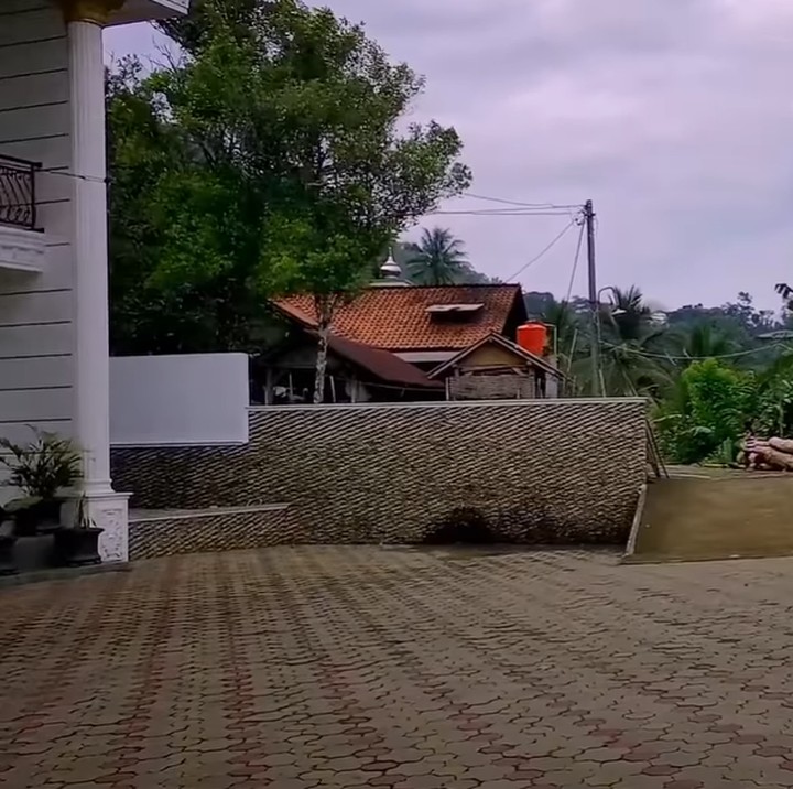 <p>Rumah bak istana berlantai dua ini memiliki halaman yang cukup luas, Bunda. Lantai halaman tampak ditutupi paving block. (Foto: YouTube Jejak Bang Ibra)</p>