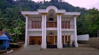7 Potret Rumah Bak Istana di Tengah Kampung, Pemandangan Indah dari Atas Bukit Bun