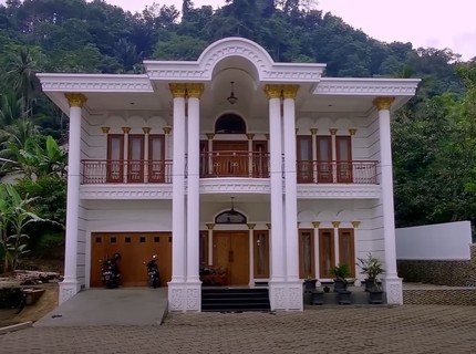7 Potret Rumah Bak Istana di Tengah Kampung, Pemandangan Indah dari Atas Bukit Bun