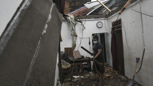 Tujuh unit rumah warga di dua desa di Kecamatan Permata, Kabupaten Bener Meriah, Aceh, rusak parah usai diterpa angin kencang, Selasa (5/7).