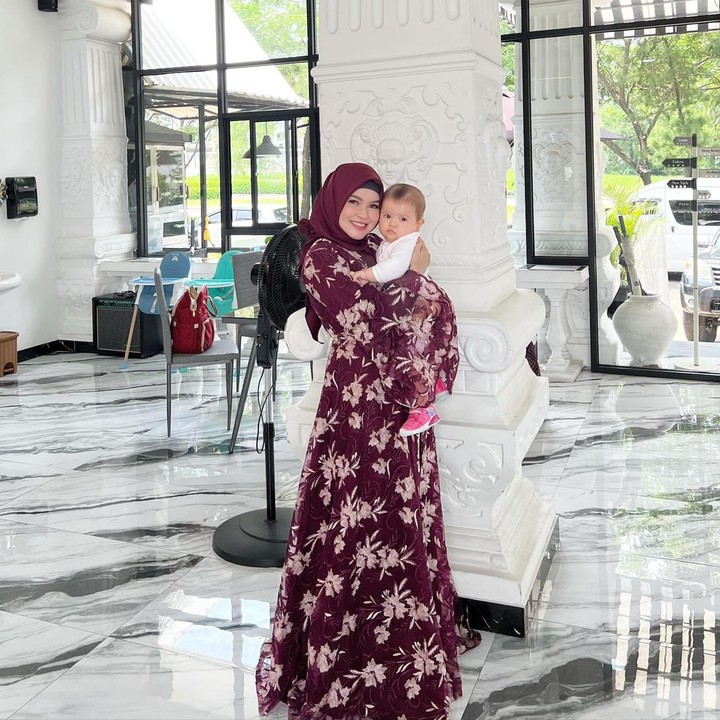 <p>Baru-baru ini, Siti membagikan potret kebersamaannya dengan Zara saat berkunjung ke Kota Wisata Cibubur. (Foto: Instagram @sitiliza2013/ @turgutputurge44)</p>