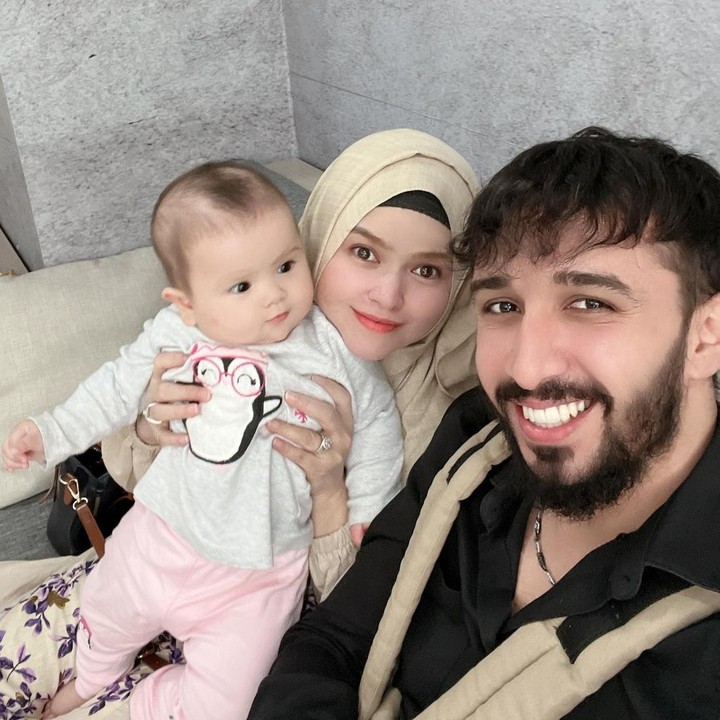 <p>Tapi, tekad Siti Liza benar-benar sudah bulat untuk kembali ke Tanah Air bersams suami dan anaknya. Wanita asal Sumatera Barat ini pun rela harus menjalani serangkaian prosedur administrasi setelah sampai ke Indonesia, Bunda. (Foto: Instagram @sitiliza2013/ @turgutputurge44)</p>