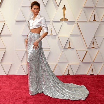 Zendaya Tampil Glamor di Oscar 2022 Pakai Crop Top dan Rok Panjang Valentino
