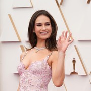 Beda Gaya Lily James dan Sofia Carson Pakai Koleksi Perhiasan Piaget di Oscar 2022