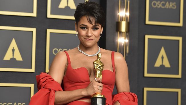 Ariana DeBose meraih piala pertamanya dalam ajang Oscar 2022 dalam kategori Best Supporting Actress berkat aksinya di West Side Story.