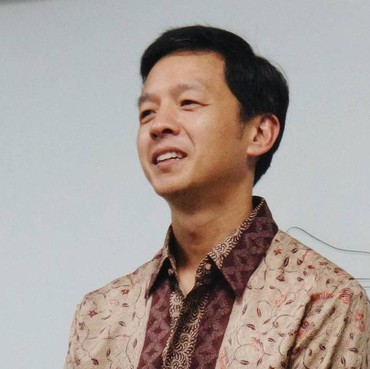 True Crazy Rich Ini Tetap Pede Gunakan Sepatu Jebol dan Berlakban