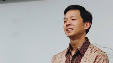 img-title True Crazy Rich Ini Tetap Pede Gunakan Sepatu Jebol dan Berlakban