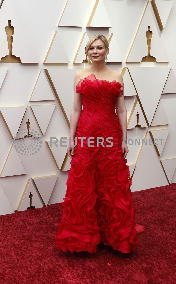 Kirsten Dunst yang jadi nominator kategori Best Supporting Actress, berani tampil beda dengan memakai kreasi vintage dari desainer legendaris Christian Lacroix. Meski vintage, namun permainan detail dan desainnya terlihat timeless. Foto: REUTERS/ERIC GAILLARD