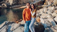 <p>"Bismillah berangkaat! Pas bgt abis nikahan, tanggalnya bertepatan sama Sloan week (tiap semester ada minggu yg libur jadi kelas libur semua) + Spring Break MIT (bonus seminggu libur lagi) jadinya pas bgt bisa honeymooon hahaha," dikutip dari akun Instagram @sabrinaanggraini dan @belvadevara. (Instagram @belvadevara)<br /><br /><br /></p>