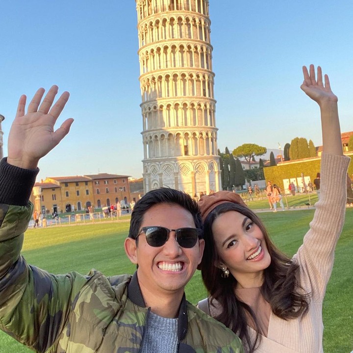 <p>Selatah akad dan resepsi, keduanya langsung melangsungkan bulan madu atau honeymoon ke Bali. (Instagram @belvadevara)<br /><br /><br /></p>