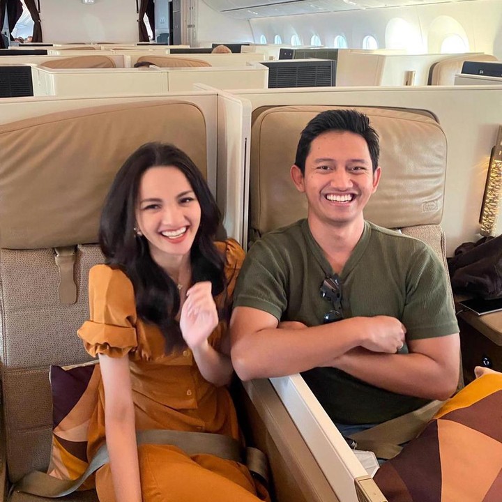 <p>Honeymoon mereka terlihat seru nih, Bunda. Kita doakan semoga pasangan ini langgeng dan bahagia selalu, ya. (Instagram @belvadevara)</p>