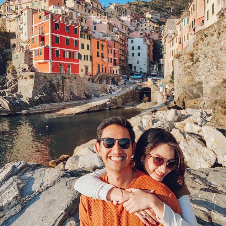 <p>Di Italy, keduanya mengunjungi menara Pisa dan Cinque Terre yang jadi lokasi terkenal itu, Bunda. "Honeymoon season 2! Udah lama pengen ke sini gak kesampean, lalu sekarang bisa ke sini dengan istri," tutur Belva. (Instagram @belvadevara)<br /><br /><br /></p>