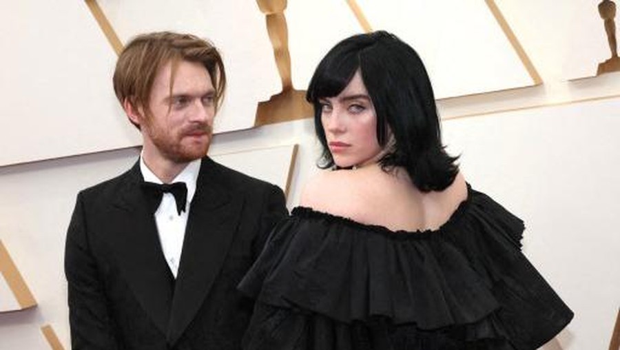 HOLLYWOOD, CALIFORNIA - MARCH 27: (L-R) FINNEAS and Billie Eilish attend the 94th Annual Academy Awards at Hollywood and Highland on March 27, 2022 in Hollywood, California.   David Livingston/Getty Images/AFP (Photo by David Livingston / GETTY IMAGES NORTH AMERICA / Getty Images via AFP)