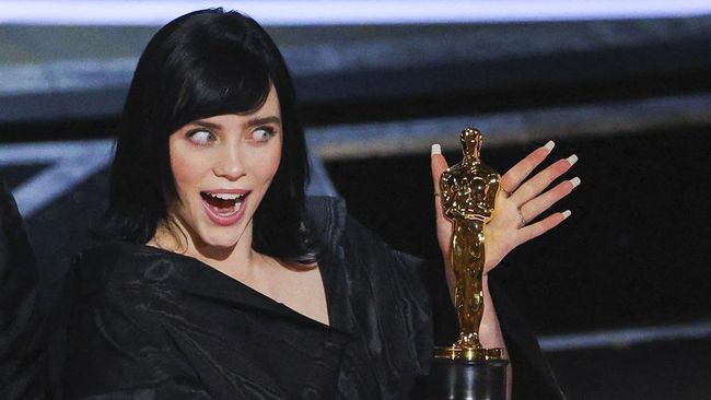 Billie Eilish meraih piala Oscar kedua dalam kariernya berkat lagu What Was I Made For? yang ia persembahkan untuk film Barbie.