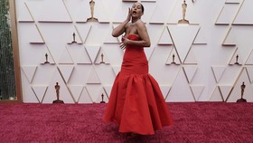 FOTO: Selebriti Berpenampilan Terburuk di Karpet Merah Oscar 2022