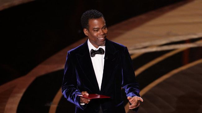 Chris Rock mengaku masih mencerna insiden tamparan Will Smith di Oscar 2022. Itu jadi komentar pertama Chris Rock usai ditampar Will Smith.
